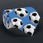Gravata Jogador de Bolas de Futebol<br><div class="desc">Uma escolha de excelente para o jogador de futebol, treinador ou fã, esta gravata apresenta um padrão de bola de futebol sobre um fundo azul. Você pode alterar o plano de fundo para qualquer outra cor usando a opção "personalizá-lo".</div>