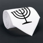 Gravata Judeu Menorah (Símbolo do Judaísmo)<br><div class="desc">Esta design apresenta uma ilustração de uma menorah, usada pelas pessoas judaicas para celebrar o feriado de oito dias de Chanucá. A menorah é um candelabro com nove ramificações que é iluminado durante Chanucá. Oito dos nove ramos seguram luzes (velas ou lâmpadas de óleo) que simbolizam as oito noites do...</div>