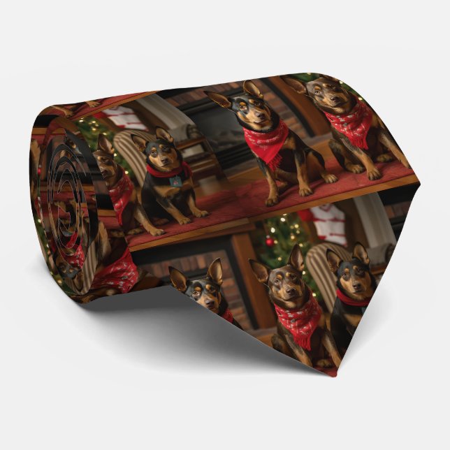 Gravata Kelpie australiano junto à lareira de Natal (Rolled)