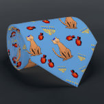 Gravata Laço azul de Dreidel do gato de Hanukkah<br><div class="desc">Os amantes do gato serão deleitados com este laço lunático do teste padrão de "Hanukkat" do divertimento, caracterizando um gato de gato malhado curioso marrom alaranjado que vestem um kippah, dreidels vermelhos e menorahs/channukiahs amarelo em um fundo azul brilhante. Aperfeiçoe como um Hannukah/Chanukah atuais para a família, o rabino ou...</div>