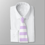 Gravata Lavanda Pálida, tiras sólidas de cores<br><div class="desc">Clássico colar listrado moderno elegante na lavanda de casamento e branco. Lavanda de gravata listrada para ele. Padrinhos de casamento riscados.</div>