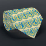 Gravata Leão do hebraico de Jerusalem do emblema de Judah<br><div class="desc">Laço do ouro dos homens com uma imagem do leão azul e amarelo de emblemas de Judah com o "Jerusalem" no hebraico acima deles em letras azuis. Veja a coleção inteira do laço de Hanukkah na seção dos FERIADOS.</div>
