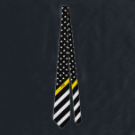 Gravata Linha amarela fina monograma da bandeira americana<br><div class="desc">Este laço caracteriza uma bandeira americana preto e branco com linha amarela fina design que tem a bandeira dos Estados Unidos em um fundo preto e em umas iniciais monogrammed para você personalizar em um roteiro branco clássico. Aperfeiçoe para expedidores. Vestir-lo no estilo!</div>
