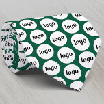 Gravata Logotipo simples verde de Floresta de Padrão Comer<br><div class="desc">Simples design de padrão de logotipo para promover a lealdade da marca e promover sua pequena empresa. Ideal como uniforme e para um espetáculo ou evento empresarial. Substitua o logotipo pelo seu e altere a cor de fundo verde da floresta na Ferramenta Design para personalizar.</div>