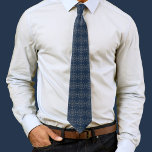 Gravata Marinho Blue Classic Silver Snowflakes Personaliza<br><div class="desc">Esta design apresenta um belo e elegante e simples roteiro de caligrafia de na moda com a gravata de Natal dos homens com um padrão de flocos de neve azul e prateado, um canto típico, mínimo clássico e minimalista, uma elegância elegante estilo rústico vintage, design antigo de feriado eterno, decoração...</div>
