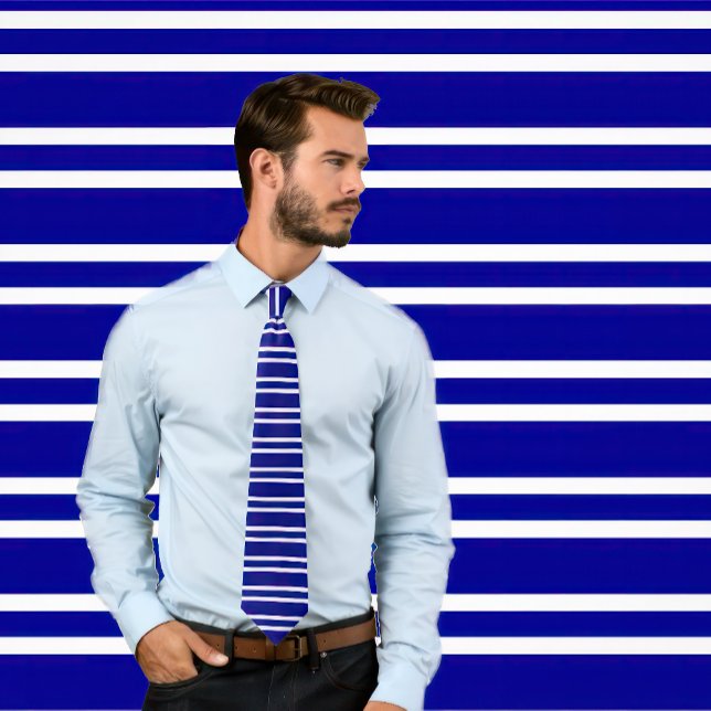 Gravata Marinho Com Tiras Brancas Horizontais Finas (Man wears a tie with thin white stripes on a navy blue.
)