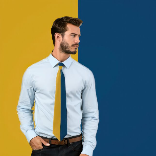 Gravata Marinho e duas cores Douradas (Man wears a Navy & Gold Two Color Neck Tie)