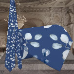 Gravata Marinho e Dusty Casamento Eucalyptus Greenery<br><div class="desc">Uma gravata azul de marinho do pescoço,  que apresenta cinzas poeirentas de eucalipto azuis pintadas com água,  sobre um fundo azul marinho de luz sólida.</div>