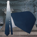 Gravata Marinho Para Casamento Monocromático De Ombre Azul<br><div class="desc">Um marinho elegante,  gravata de casamento azul a azul empoeirada,  com um marinho azul monocromático no fundo,  relâmpago a azul empoeirado no topo da gravata.</div>