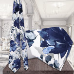 Gravata Marinho Poppy e Peony Garden Casamento Neck Tie<br><div class="desc">Um clássico marinho azul e branco gravata no pescoço,  com uma aquarela de luxo pintada por tecido de papoula azul marinho e peônia em um jardim azul prateado e empoeirado. Esta gravata floral azul e branca de marinho é adequada para qualquer ocasião.</div>