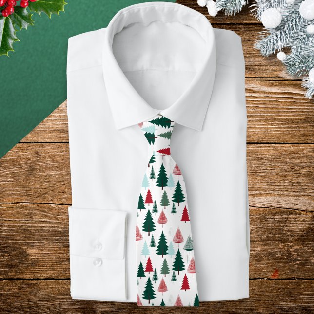 Gravata Masculina com Padrão de Natal Floresta de  (A festive Christmas tie with pine trees pattern in red, forest green and mint, on a white background)