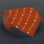 Gravata Melhor Homem Repetindo Texto Branco em Laranja Rus<br><div class="desc">Esta gravata divertida do pescoço é o cúmplice perfeito para o melhor homem do seu casamento. Apresenta um design simples mas elegante com as palavras "Melhor Homem" escritas em rico todo o texto branco maiúsculo repetindo num padrão diagonal num fundo cor de laranja ou cinza queimada. Há diamantes separando o...</div>