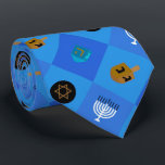 Gravata Menorah dreidels<br><div class="desc">Celebre oito dias e oito noites do Festival das Luzes com cartões e presentes de Chanucá. O festival de luzes está aqui. Acenda a menorah,  brinque com o sonho e o banquete em latas e suganínos. Celebre o espírito de Chanucá com amigos,  familiares e entes queridos desejando-lhes Feliz Chanucá.</div>