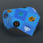 Gravata Menorah dreidels<br><div class="desc">Celebre oito dias e oito noites do Festival das Luzes com cartões e presentes de Chanucá. O festival de luzes está aqui. Acenda a menorah,  brinque com o sonho e o banquete em latas e suganínos. Celebre o espírito de Chanucá com amigos,  familiares e entes queridos desejando-lhes Feliz Chanucá.</div>
