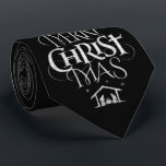 Gravata Merry CHRISTmas Christian Chalkboard Calliografia<br><div class="desc">Dizemos sempre "Feliz Natal", mas esquecemo-nos muitas vezes da origem das palavras. Esta arte apresenta uma letra de mão original que no seu design único conta a história do Natal, de forma simples e elegante, na aparência do quadro. Mostre seu espírito de Natal para a família e amigos quando eles...</div>