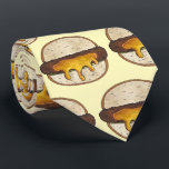 Gravata Minneapolis Minnesota Jucy Lucy Cheeseburger<br><div class="desc">Design apresenta uma ilustração original de um cheeseburger Juicy Lucy (Jucy Lucy). Popular em Minnesota e provavelmente inventada na cidade de Minneapolis, esta comida clássica é um hambúrguer com dentro de queijo recheado da carne, permitindo que o queijo fundido gooey goze do hambúrguer uma vez cozido. É frequentemente tocado com...</div>