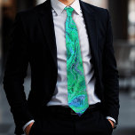 Gravata Monograma Azul Aqua Verde Único<br><div class="desc">Personalize esta arte única e moderna do fluido abstrato em azul aqua verde com um traço de laço rosa com suas Iniciais. Se preferir não incluir as iniciais, basta excluí-las do campo de personalização. Esta gravata tem boas cores brilhantes do oceano e será um excelente extra para o guarda-roupa do...</div>