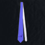 Gravata Monograma Blue Tie<br><div class="desc">Ninguém ficará melhor do que você quando vestir esta gravata com a sua inicial. Adicione a inicial que você deseja no campo fornecido. Você pode adicionar uma ou mais iniciais ou um nome,  a escolha é sua. O estilo,  o tamanho e a cor do tipo também podem ser alterados.</div>