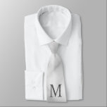 Gravata Monograma e Nome Personalizados do Marble Branco<br><div class="desc">Monograma Personalizado e Dif de Nome apresentam monograma personalizado e nome no estilo de fonte de serif clássico. Perfeito como presentes de dia de os pais para pais, presentes para padrinhos de casamento e para quaisquer ocasiões especiais.</div>