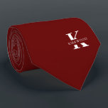 Gravata Monograma Elegante   Nome | Vermelho Profundo | De<br><div class="desc">Uma gravata elegante com um monograma branco em negrito sobre um fundo vermelho de marrom profundo. Por cima,  este monograma é seu primeiro ou sobrenome soletrado em todas as capitais.</div>