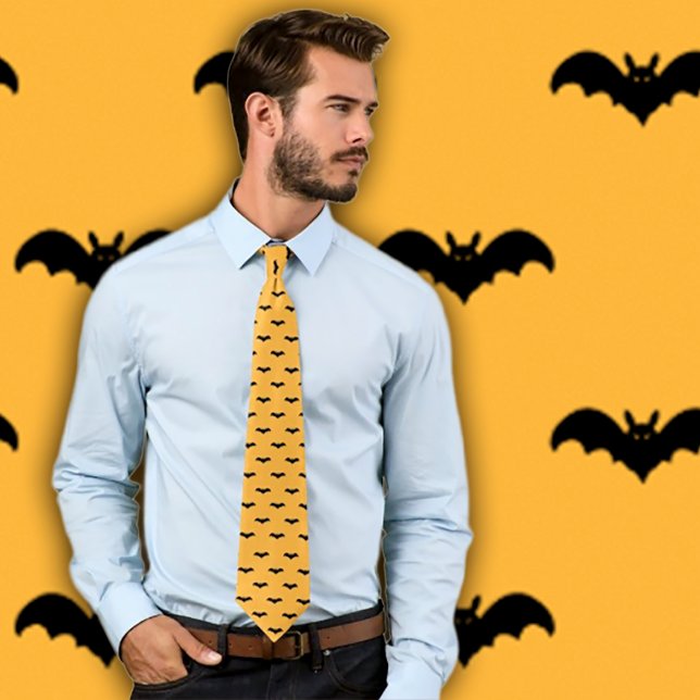 Gravata Morcegos de Halloween - Preto e Laranja (Man wears an orange necktie with a pattern of black bats.  Background matches necktie pattern. )