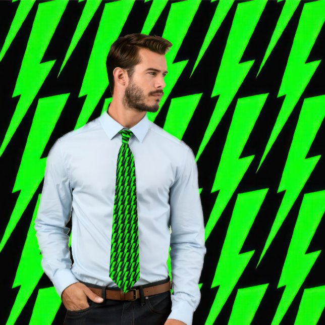 Gravata Neon Green e Black Lightning Bolt Necktie (Man wears a tie with a neon green lightning pattern on black.)