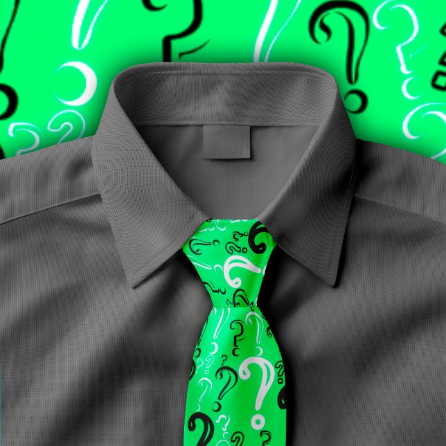 Gravata Os pontos de interrogação amarram branco, preto, (Spring green distressed question mark necktie displayed on dark grey button down shirt.)