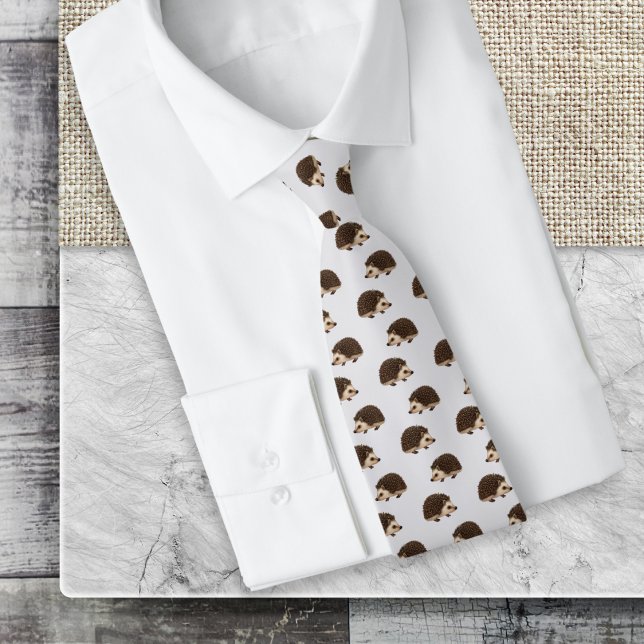 Gravata ouriço Vida Selvagem Natureza Estampado Cinza Plat (A stylish tie for wildlife lovers, with a pattern of cute hedgehogs on a pale silver-gray background)