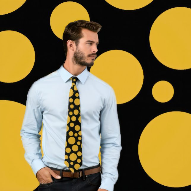 Gravata Padrão aleatório de Bolinhas de Goldenrod no colar (Man wears a necktie with a random polka dot pattern in goldenrod on black.)