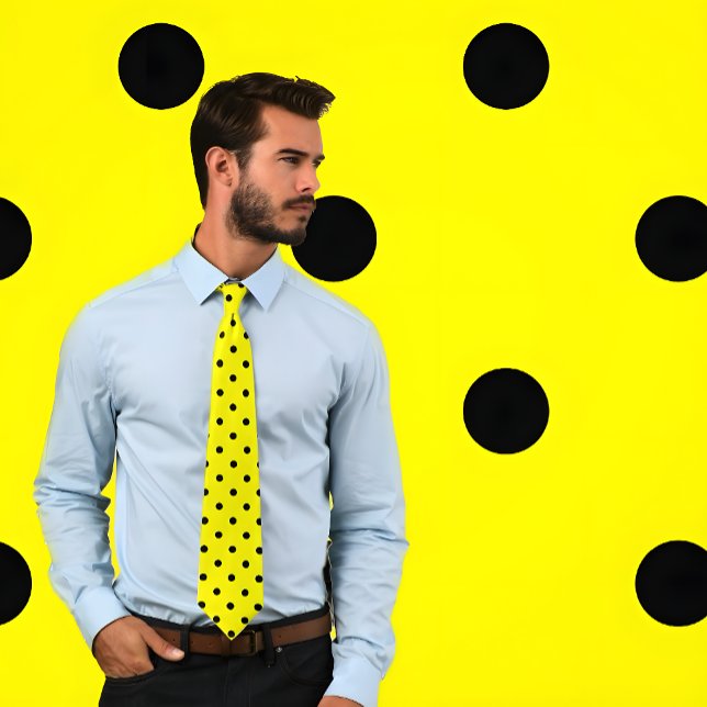 Gravata Padrão clássico de Bolinhas preta no colar amarelo (Man wears a Classic Black Polka Dot Pattern on Yellow Tie. Background matches tie pattern.)