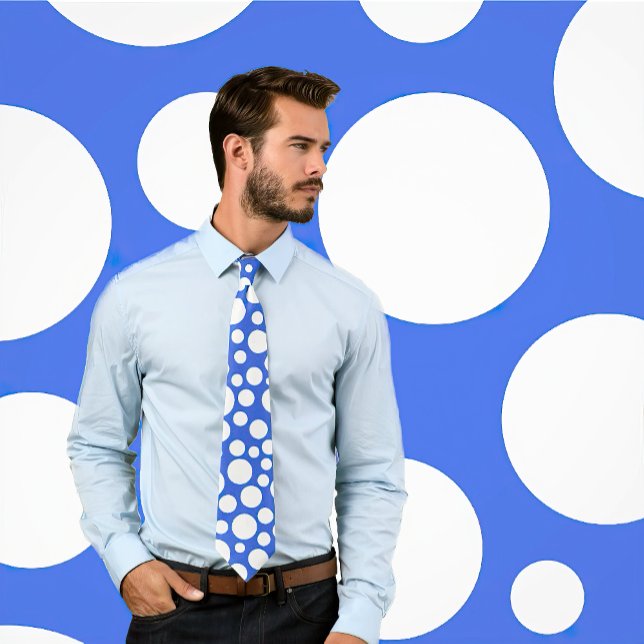 Gravata Padrão de Bolinhas Branca Aleatória no Torneio Azu (Man wears a royal blue tie featuring white polka dots of varying sizes. Background matches tie.)