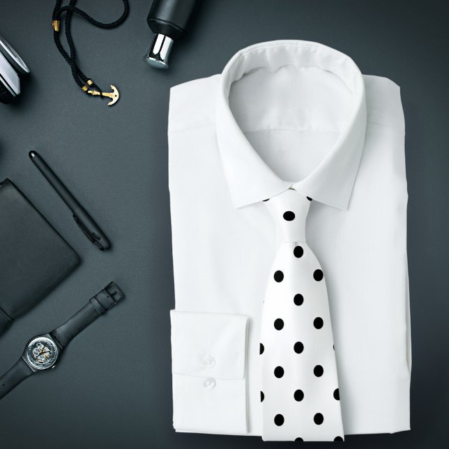 Gravata Padrão de Bolinhas Negra Clássico no Torneio Branc (A white tie with black polka dots is featured on an assemblage of men's accessories.)