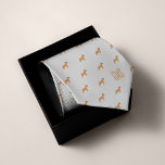 Gravata Padrão de Cães Boxer Monograma<br><div class="desc">Cães boxer fazem design em um fundo clássico de prata ou cinza leve. Personalize com um monograma para fazer o perfeito de uma espécie de presente. Procurando uma cor diferente? Sem problemas! Basta clicar no botão "Personalizar" e selecionar a cor de fundo de sua escolha.</div>