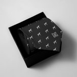 Gravata Padrão de Cães Dalmáticos Monograma<br><div class="desc">Diversão do padrão dos cães Dalmacianos em um elegante e clássico fundo negro. Personalize com um monograma para fazer o perfeito de uma espécie de presente. Procurando uma cor diferente? Sem problemas! Basta clicar no botão "Personalizar" e selecionar a cor de fundo de sua escolha.</div>