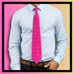 Gravata Padrão de caixa Dourada e rosa quente<br><div class="desc">Padrão de caixa Dourada e rosa quente. Design de padrão de caixa elegante em rosa e ouro da loja Loud e Sassy. Chic, na moda com um toque de luxo! Faça uma declaração em ouro e rosa. Um excelente, perfeito para graduação, festa, noivado, roupa de casamento. Perfeito para ele, ela,...</div>