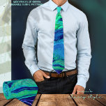 Gravata Padrão de espiral azul de Omã Moderno<br><div class="desc">Faça uma declaração com esta Arte Fluida do Ombre moderna com lindas cores de Verde,  Teal e Azul que fluem entre si. Excelente como marido presente,  pai,  namorado e para qualquer ocasião.</div>