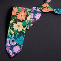 Padrão de Flores Arco-íris Preto Retrô