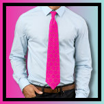 Gravata Padrão de Honeycomb Rosa e Dourada<br><div class="desc">Pink quente e Dourado padrão de mel. Um padrão elegante de mel,  cor-de-rosa e ouro,  da loja Loud e Sassy. Chic,  na moda com um toque de luxo! Faça uma declaração em ouro e rosa. Um excelente,  perfeito para graduação,  festa,  noivado,  roupa de casamento. Perfeito para ele,  ela,  eles!</div>