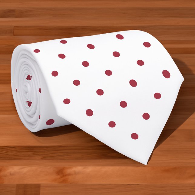 Gravata Padrão de Mini Bolinhas Vermelha Borgonha em Branc (Burgundy Red Mini Polka Dot Pattern on White Neck Tie in situ)