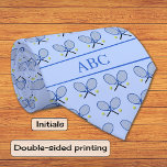 Gravata padrão de texto personalizado tênis azul claro<br><div class="desc">Esta gravata é impressa em ambos os lados. Ele tem um fundo azul claro,  com um padrão geral de raquetes de tênis e bolas de tênis. Há espaço para iniciais ou nome ou texto curto na parte inferior da gravata. Este seria um presente personalizado excelente para um tênis afiado.</div>