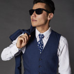 Gravata Padrão de Verão Azul marinho<br><div class="desc">Marinho de gravata azul com um pequeno impressão de padrão de verão. Um momento divertido para vestir todo o verão com um padrão esbranquiçado que inclui sol,  palmeiras,  chinelos,  óculos de sol e conchas. Perfeito para vestir de escritório ou comemorações e eventos de verão.</div>