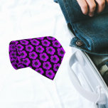 Gravata Padrão Floral de Geranium roxo em preto<br><div class="desc">Vestir em estilo com esta gravata de na moda que mostra a foto de uma flor de Geranium roxa em um fundo preto e impressa em um padrão repetitivo.</div>
