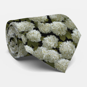 Gravata Padrão Floral de Hortênsia Branca em Preto