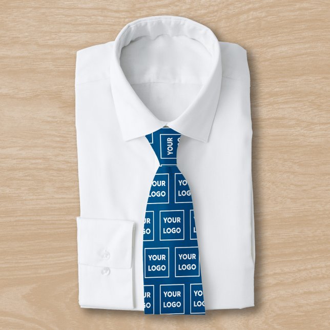 Gravata Padrão personalizado de logotipo comercial no lado (Custom Business Logo Pattern on Blue Neck Tie, tied, in situ)
