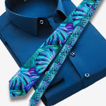 Gravata Padrão tropical do Havaí azul<br><div class="desc">A gravata dos impressão havaianos apresenta uma ilustração espantosa das folhas tropicais num tom de pavão cativante. Essa combinação de cores única adiciona um toque de intrigação e sofisticação à gravata, fazer-a um acessório de destaque para qualquer ocasião. A sombra do pavão, com suas cores azuis, verdes e ricas, e...</div>