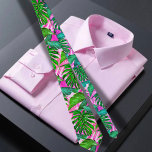 Gravata Padrão tropical do Havaí rosa<br><div class="desc">A gravata do pescoço dos impressão havaianos apresenta uma ilustração cativante das folhas tropicais verdes e rosa, exuando um design vibrante e atraente para os olhos. A gravata apresenta uma mistura harmoniosa de folhas verdes e brilhantes sotaques cor-de-rosa, criando uma combinação visualmente impressionante. As folhas verdes simbolizam a folhagem abundante...</div>