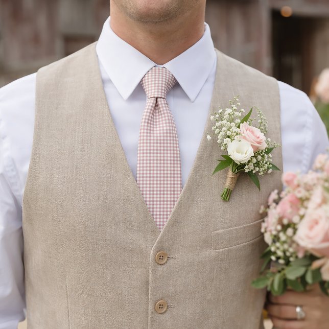 Gravata Padrão Xadrez Ginga Rosa e Branco (A pink and white gingham tie.)