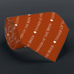 Gravata Pai da Noiva Repetindo Texto em Laranja de Feira<br><div class="desc">Esta gravata de cor laranja ou umber queimada é o acessório perfeito para o pai da noiva do seu casamento. Ele apresenta um simples, mas elegante design de texto repetido com a palavra "Pai da Noiva" escrita em uma sofisticada letra branca maiúscula. Há pequenos diamantes separando o texto, dando à...</div>