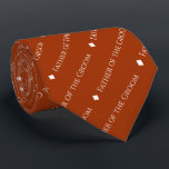 Gravata Pai do Groom: Repetição de Texto Laranja<br><div class="desc">Esta engraçada gravata de cor laranja ou umber queimada é o acessório perfeito para o pai do noivo no seu casamento. Ele apresenta um design simples, mas elegante, com a palavra "Pai do Alcance" escrita em uma sofisticada fonte toda branca maiúscula, e repetindo em um padrão diagonal com separadores de...</div>