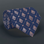 Gravata Palma tropical deixa Rosa Marinho Dourada azul-pad<br><div class="desc">Essa gravata elegante apresenta um padrão de pequenos e estilizados motivos botânicos divididos por linhas pontilhadas em folha de rosa dourada sobre fundo azul marinho. Ideal para padrinhos de casamento em um casamento temático de marinho azul e rosa.</div>